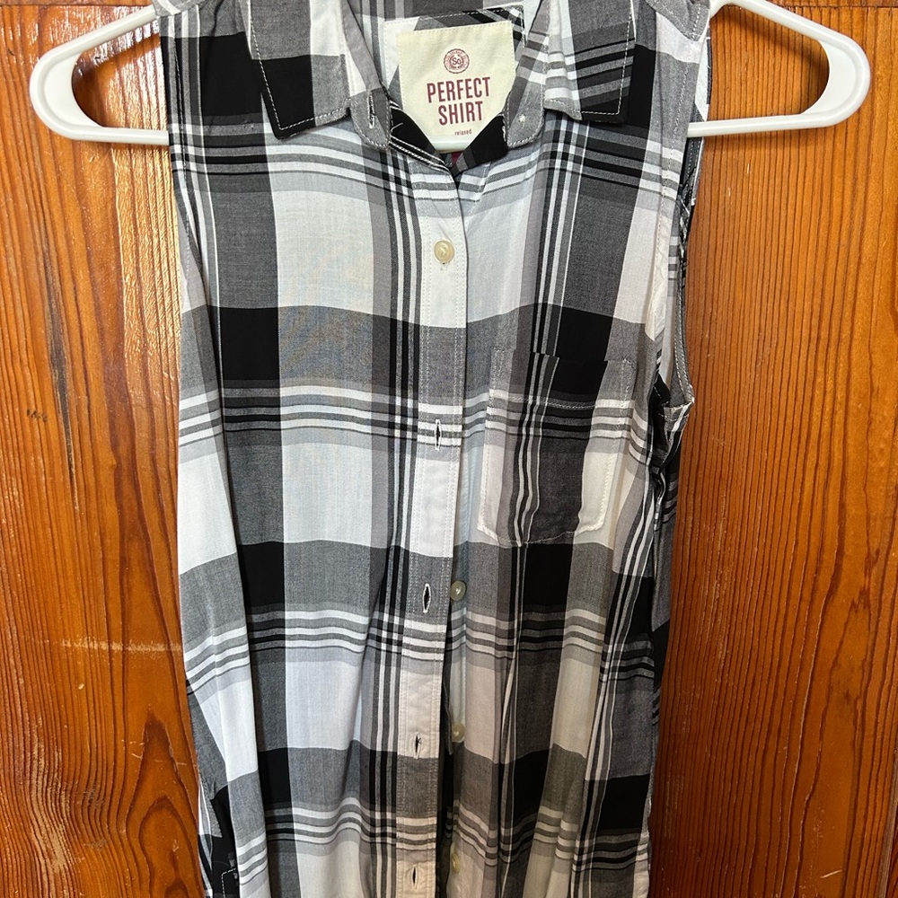 Women’s Black and White Plaid Sleeveless Shirt